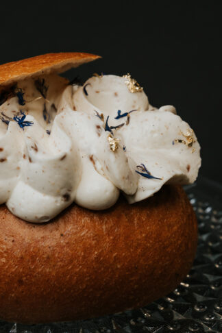 Vastlakukkel kamakreemi ja punase sõstra moosiga